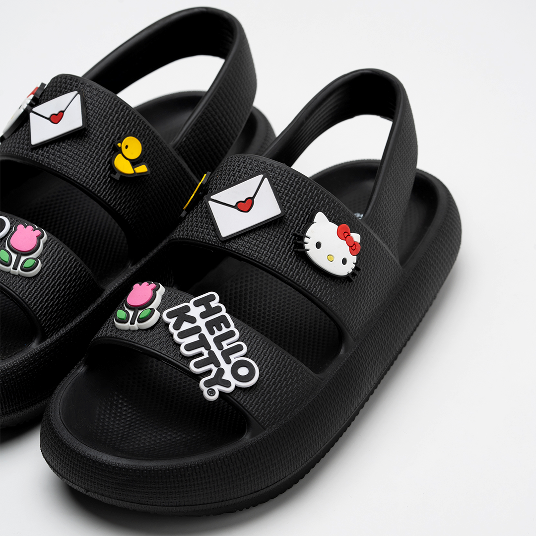Sandalias de Hello Kitty en color negra para mujer, vista lateral