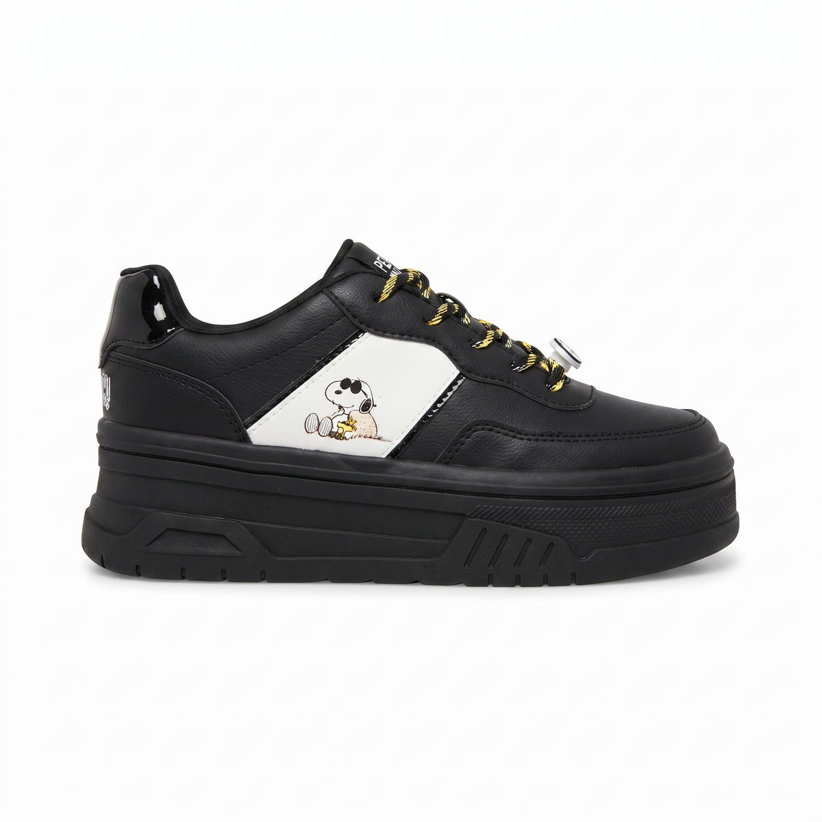 Tenis de Snoopy en color negro para mujer, acercamiento al estampado