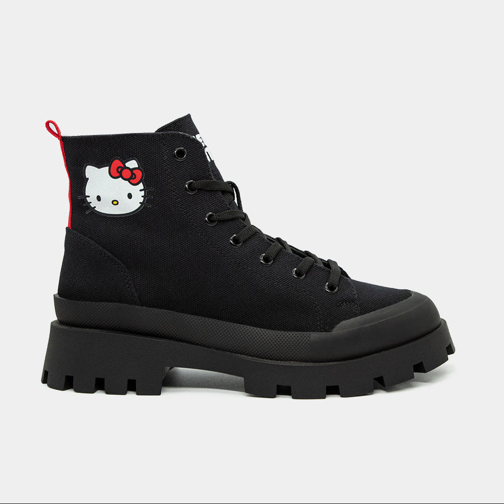 Bota de combate negra con parche lateral de Hello Kitty y suela de plataforma track.