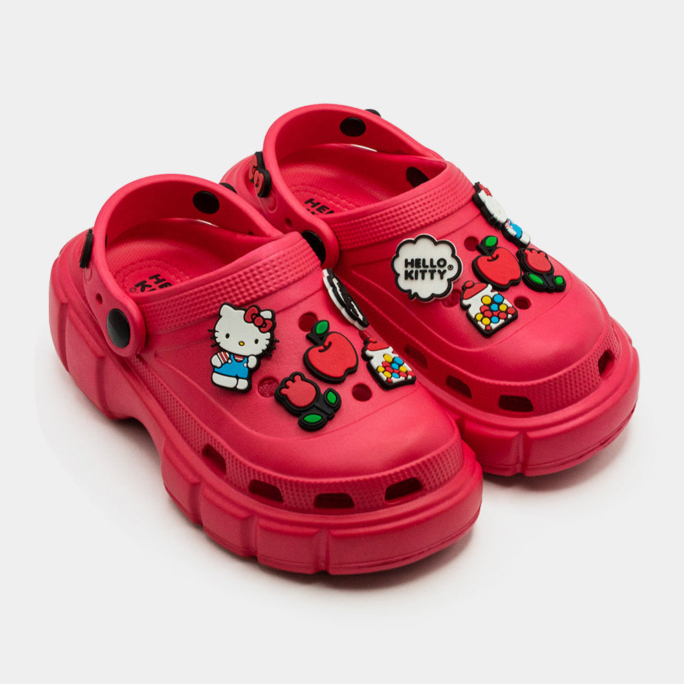 Par de calzado urbano rojo con plataforma gruesa y decoraciones de Hello Kitty en perspectiva frontal.