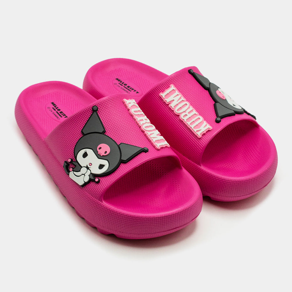 Par de sandalias tipo slide color fucsia con personajes de Kuromi y texto blanco.