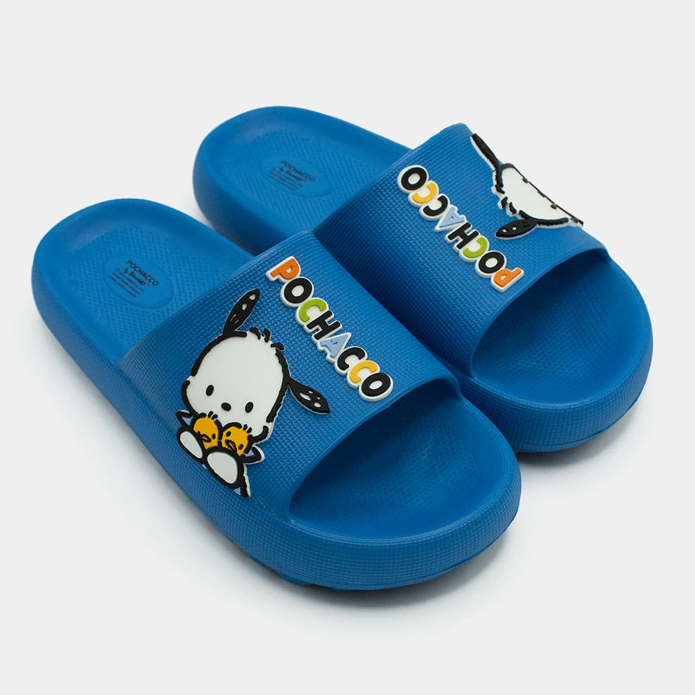 Par de sandalias azules Sanrio con diseño de Pochacco y letras coloridas en perspectiva frontal.