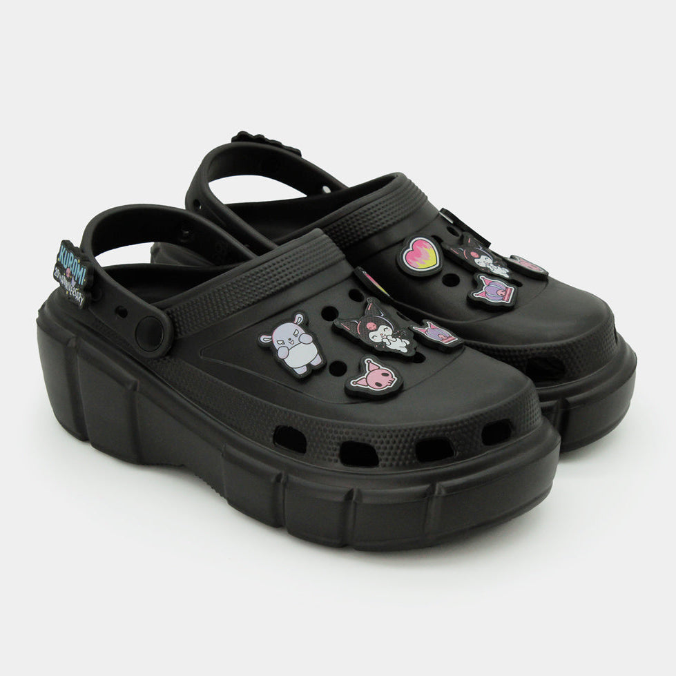 Par de sandalias tipo zueco color negro con correa trasera y decoraciones de la licencia Sanrio.