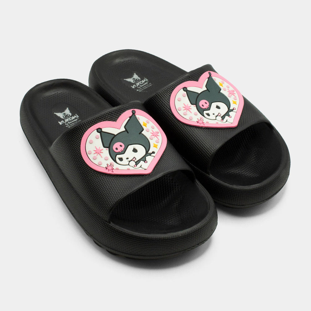 Par de sandalias negras con diseño de Kuromi en corazón rosa y suela ergonómica.