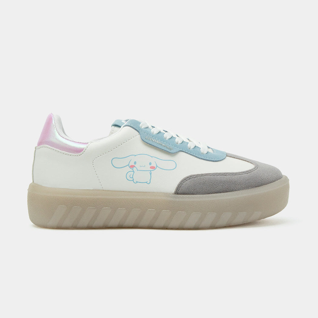 Tenis blancos Cinnamoroll con suela de plataforma traslúcida y detalles en azul cielo y rosa.