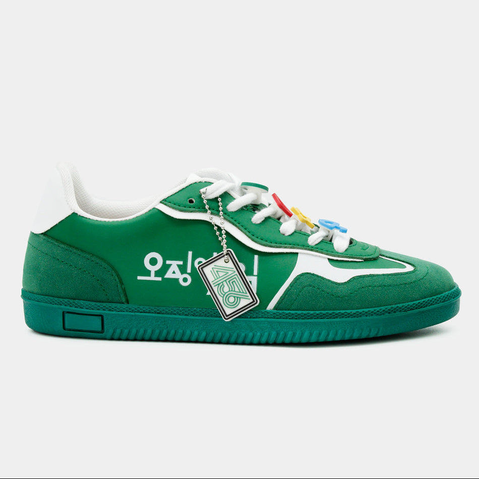 Tenis color verde inspirados en Squid Game con logo coreano blanco y charms de figuras en las agujetas.