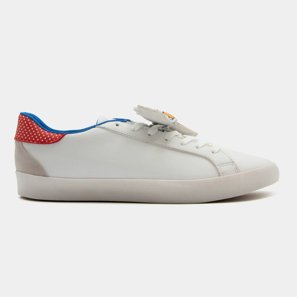 Tenis urbanos blancos de Hello Kitty con talón rojo a puntos y suela plana antideslizante.