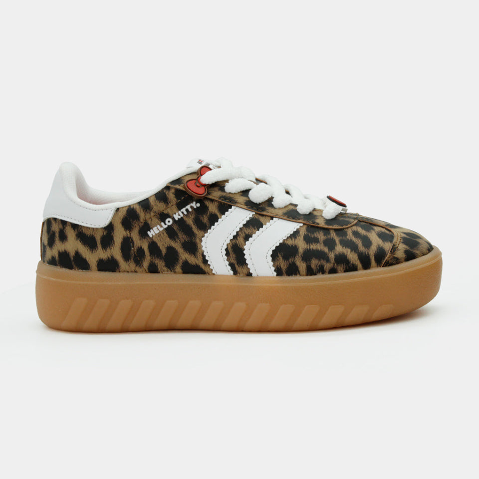 Tenis con estampado de leopardo, franjas laterales blancas y suela de plataforma color caramelo.