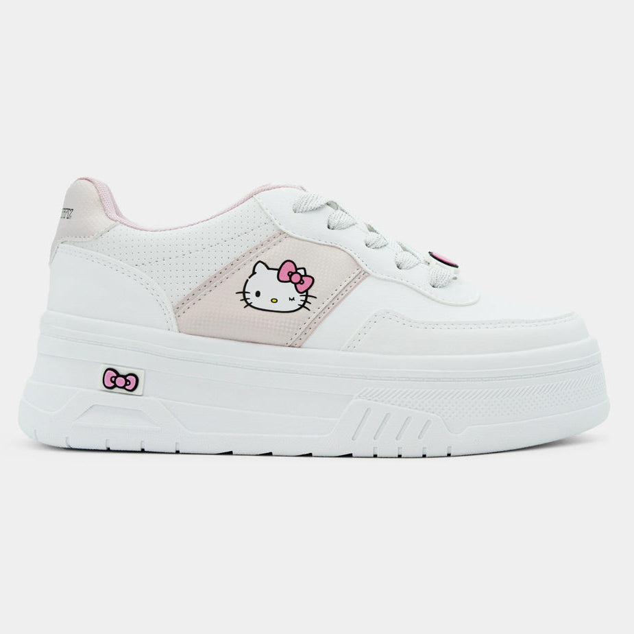 Tenis blancos de plataforma con parche lateral de Hello Kitty y detalles en rosa pastel.