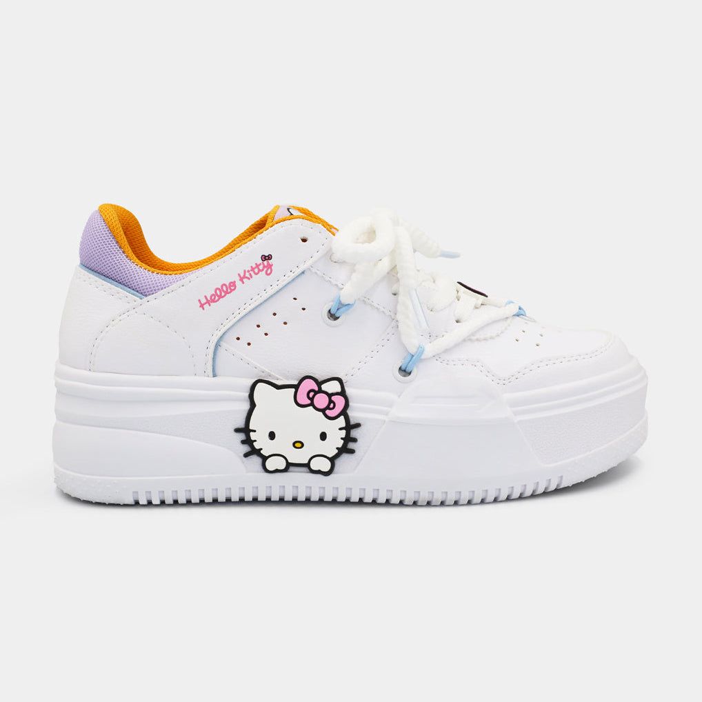 Tenis blancos de plataforma con parche lateral de Hello Kitty y detalles en color lila.