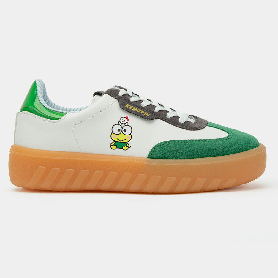 Tenis blancos con personaje Keroppi bordado, puntera verde de gamuza y suela track color miel.