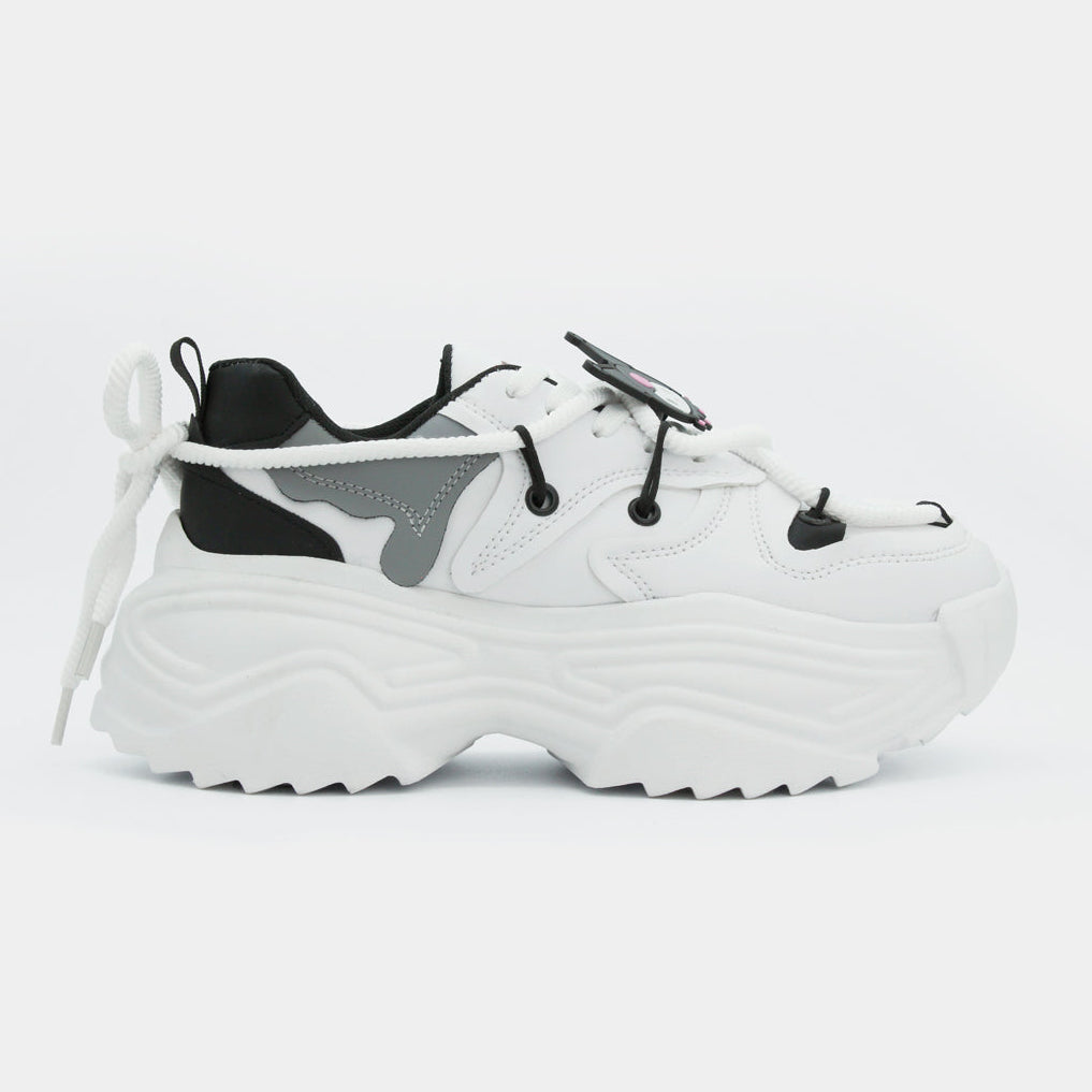 Tenis blancos de plataforma chunky con detalles negros, grises y charm de Kuromi de perfil.