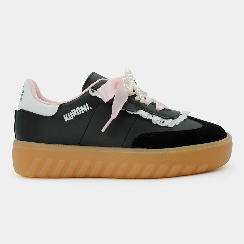 Tenis negro con plataforma café, agujetas de listón rosa y detalle de encaje blanco lateral.