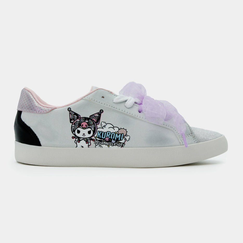 Tenis urbanos blancos con gráfico lateral de Kuromi, moño de tul lila y talón negro.