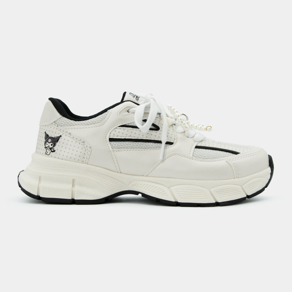 Tenis blancos Kuromi de perfil con suela de plataforma negra y parche lateral del personaje.