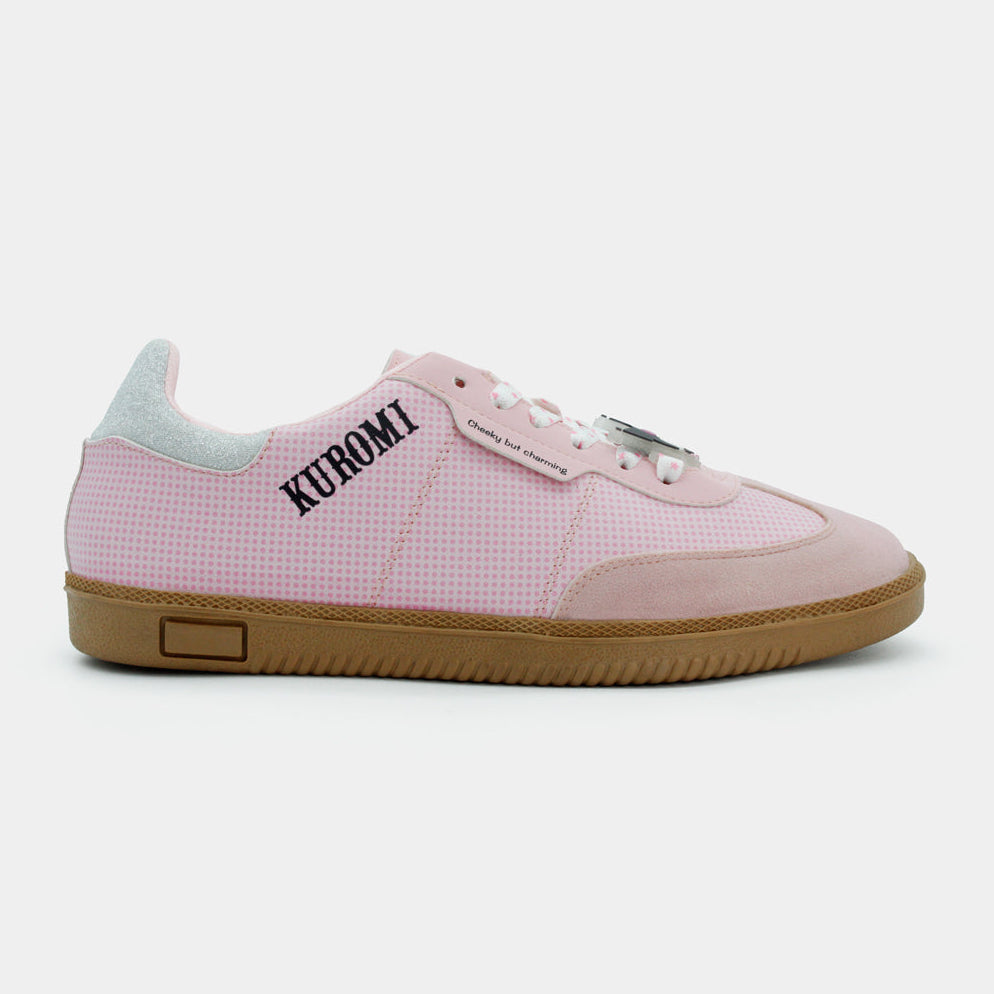 Tenis rosa pastel de Kuromi con suela de goma marrón, bordado lateral negro y detalles en gamuza gris.