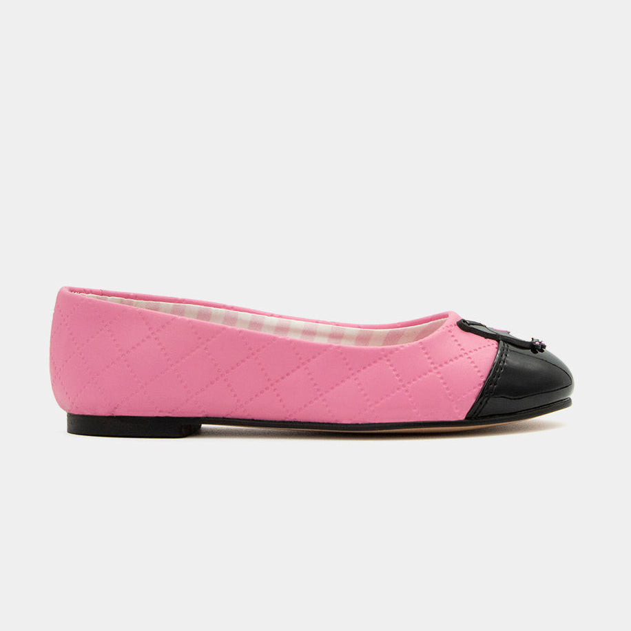 Tenis rosa con punta negra y diseño de Kuromi visto de perfil.