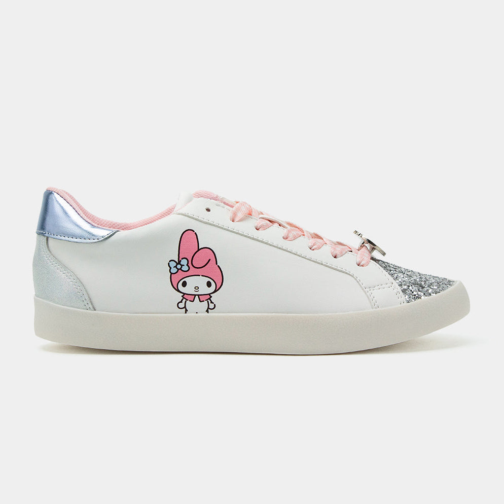 Tenis blancos con ilustración lateral de My Melody y suela con acabado en glitter plateado.