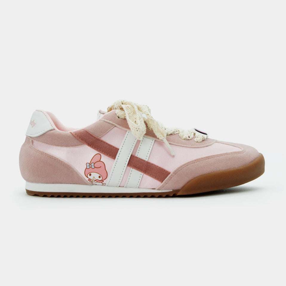 Tenis rosas de My Melody con plataforma, suela café y parche del personaje en el lateral.