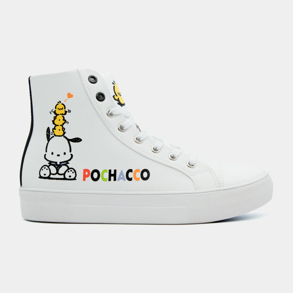 Tenis blancos de bota con dibujo de Pochacco sentado y letras de colores sobre suela de plataforma.