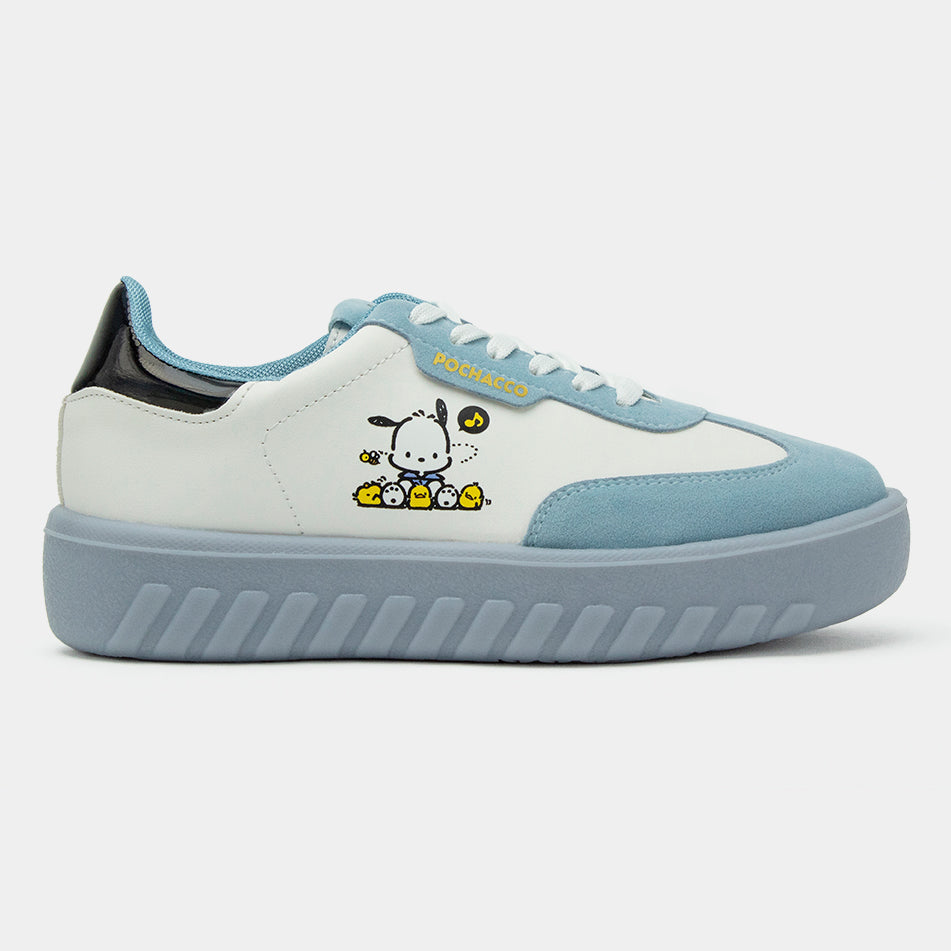 Tenis blancos con azul de Pochacco, vista lateral con suela de plataforma gris y detalles negros.