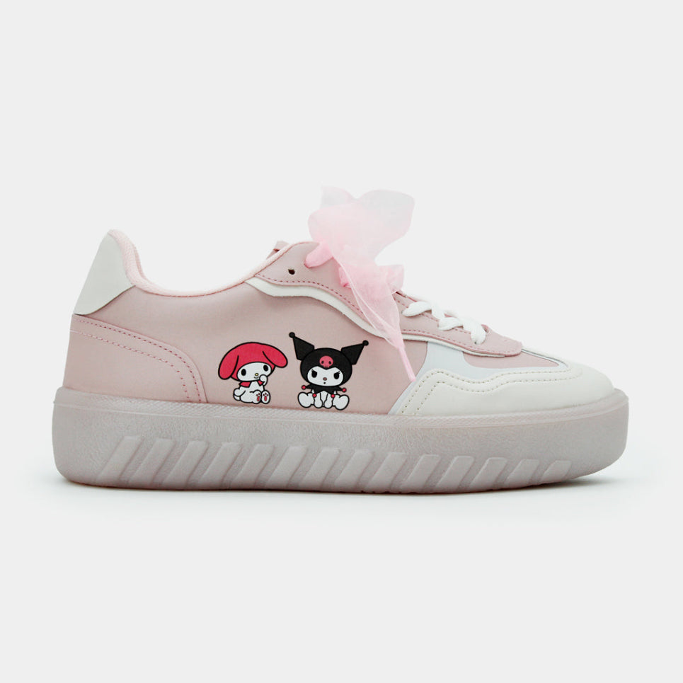 Tenis rosa con blanco de My Melody y Kuromi, vista lateral con plataforma gruesa y agujetas de tul.