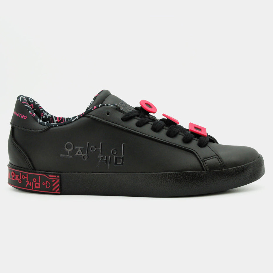 Tenis urbanos negros con bordado coreano lateral y suela decorada de El Juego del Calamar.