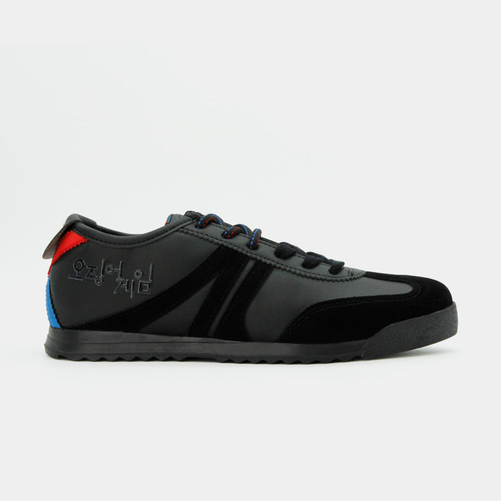 Tenis urbanos negros con detalles azul y rojo en el talón y símbolos del Juego del Calamar.