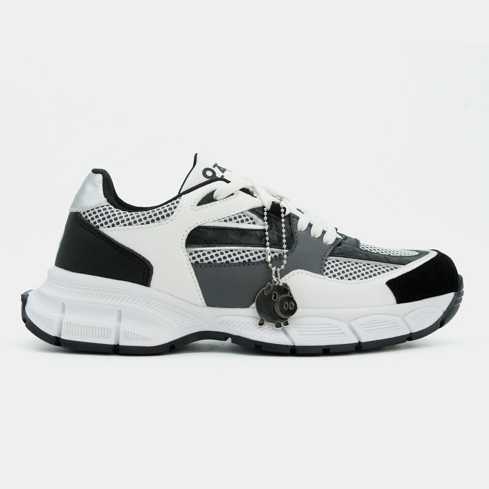 Tenis urbanos blancos con detalles negros y grises, suela de plataforma y dije de máscara de calamar.